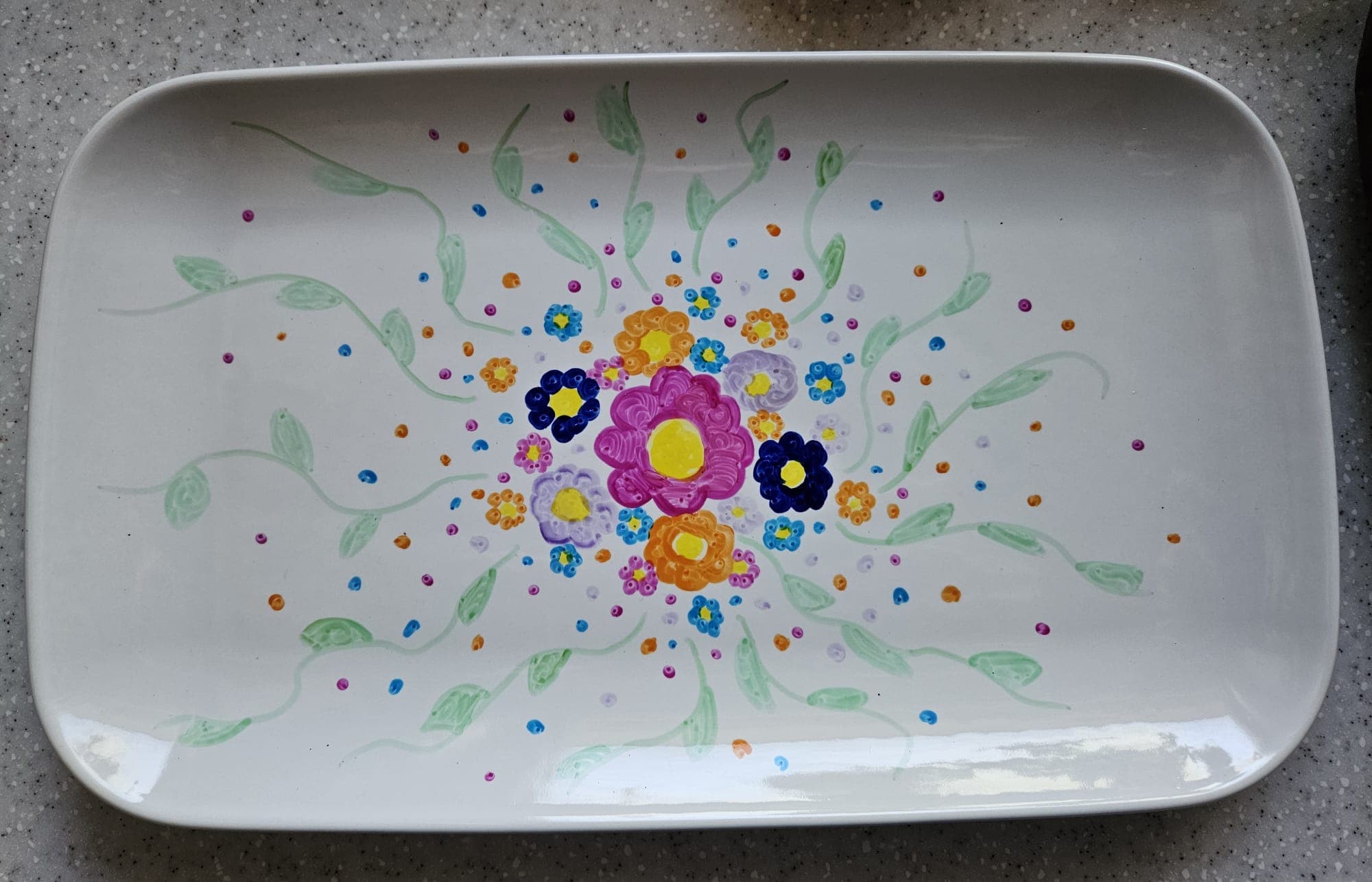 Eine bunte Malerei auf Porzellan