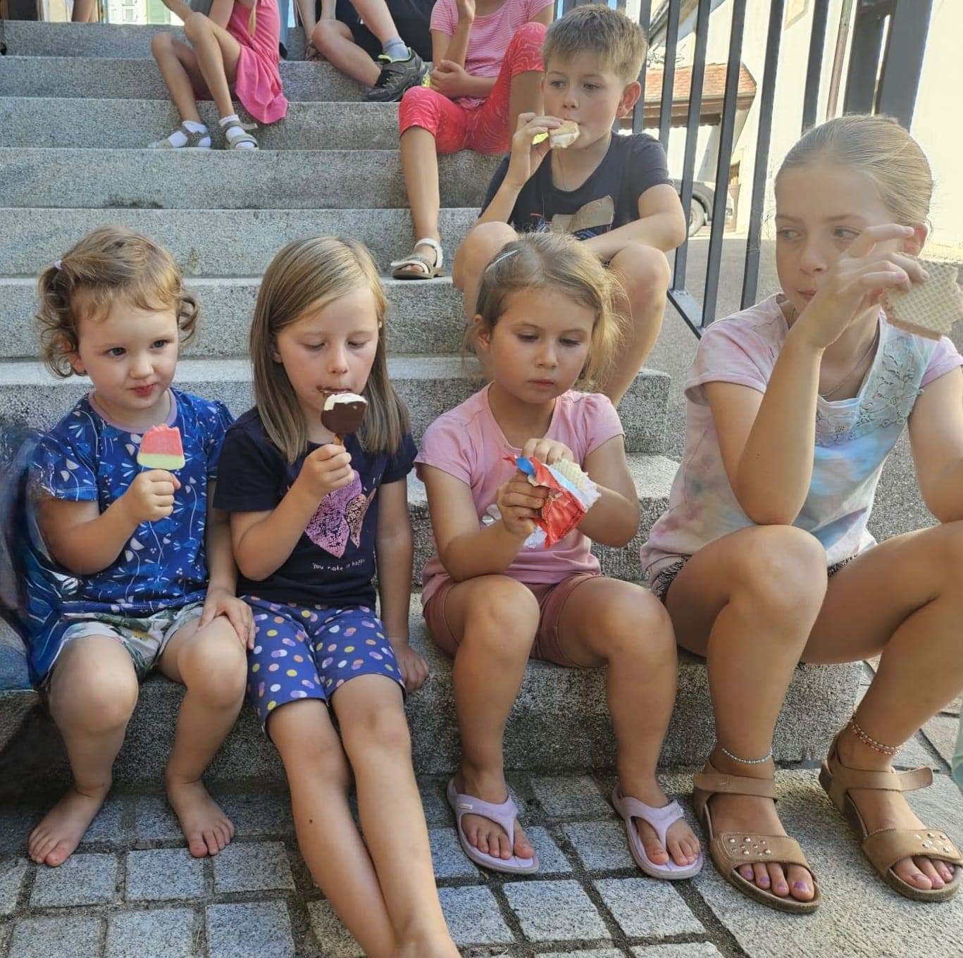 Die Kinder genießen ihr Eis nach getaner Arbeit