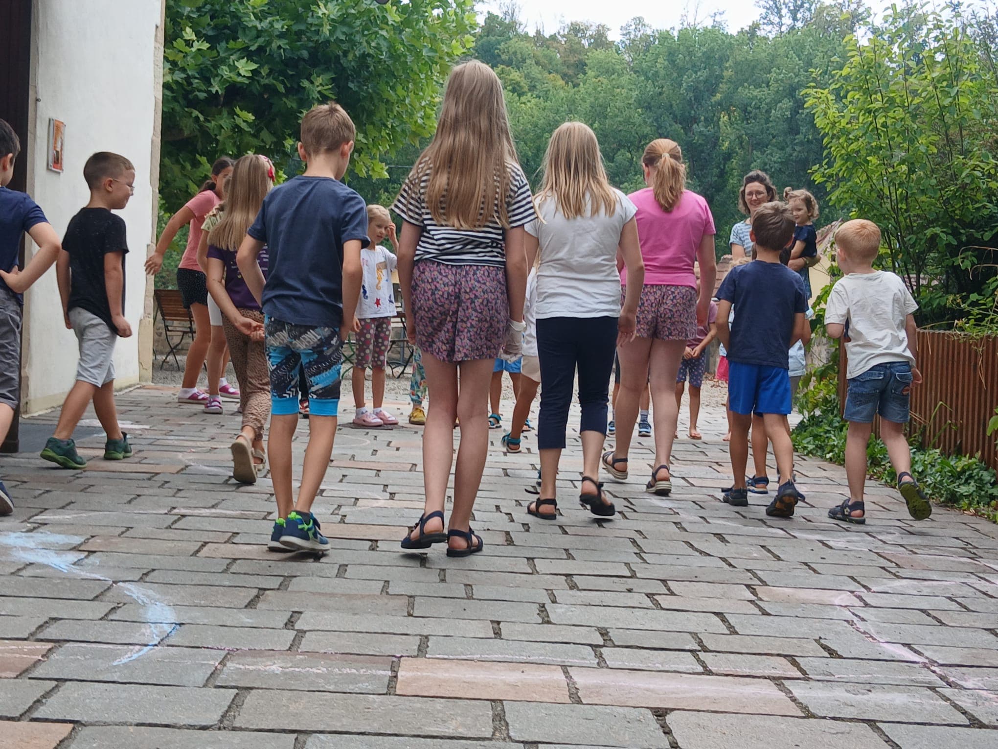 Eine Gruppe Kinder spielt in der Pause