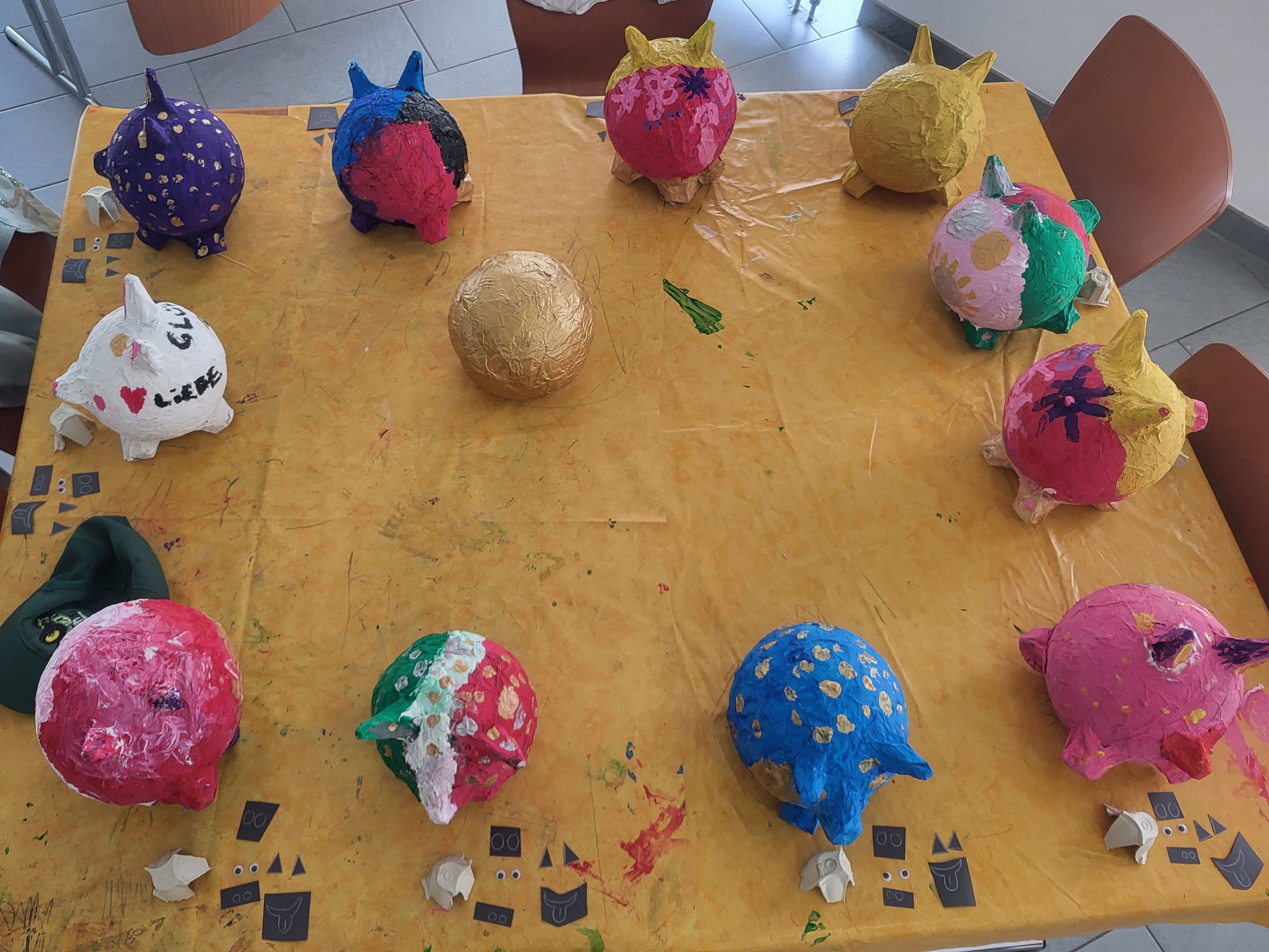 11 fertig bemalte Luftballon - Sparschweine