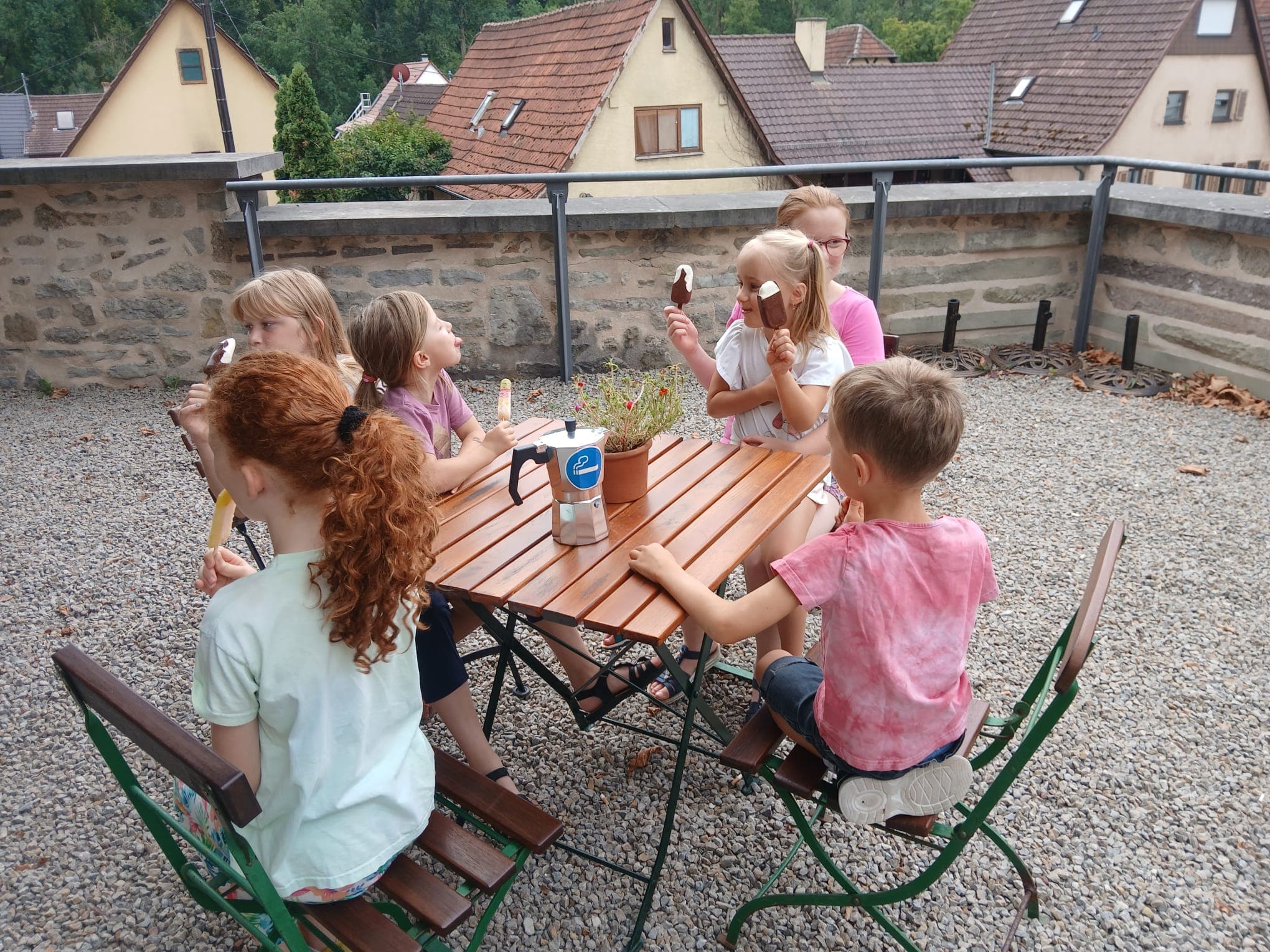 Kinder essen ausgelassen Eis