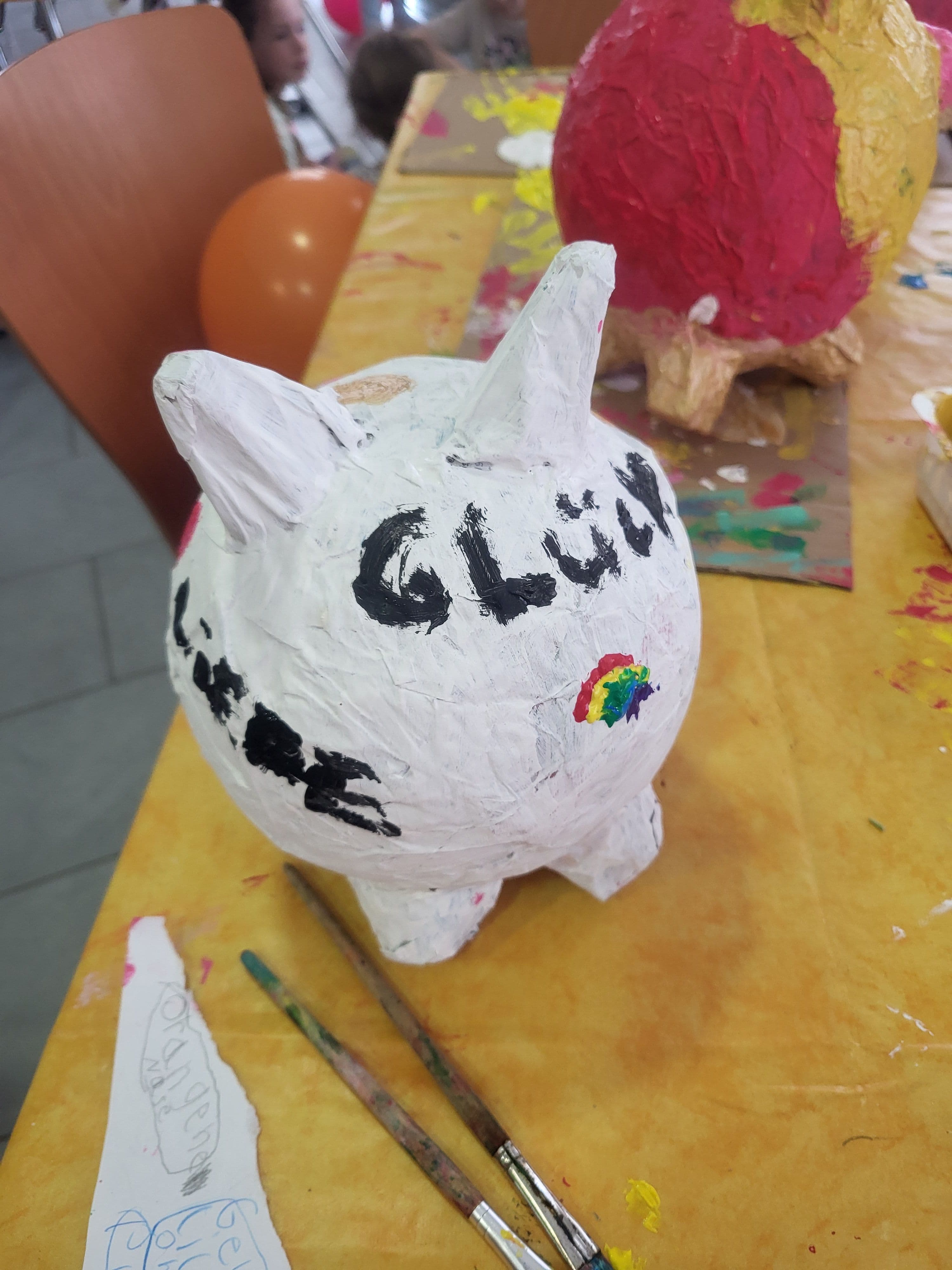 Ein bemalter Luftballon mit der Aufschrift "Glück"